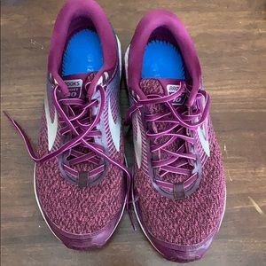 Brooks Ghost 10 tennis shoes very nice see pics